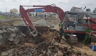 Tài xế xe cẩu ngất xỉu khi cuốc trúng mìn nổ cạnh ký túc xá Đại học Cần Thơ