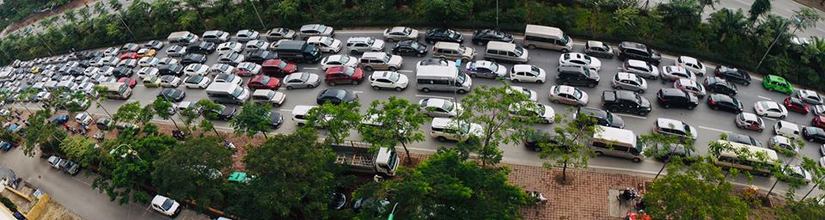 Hàng trăm ô tô kẹt cứng, không thể di chuyển ở Hà Nội