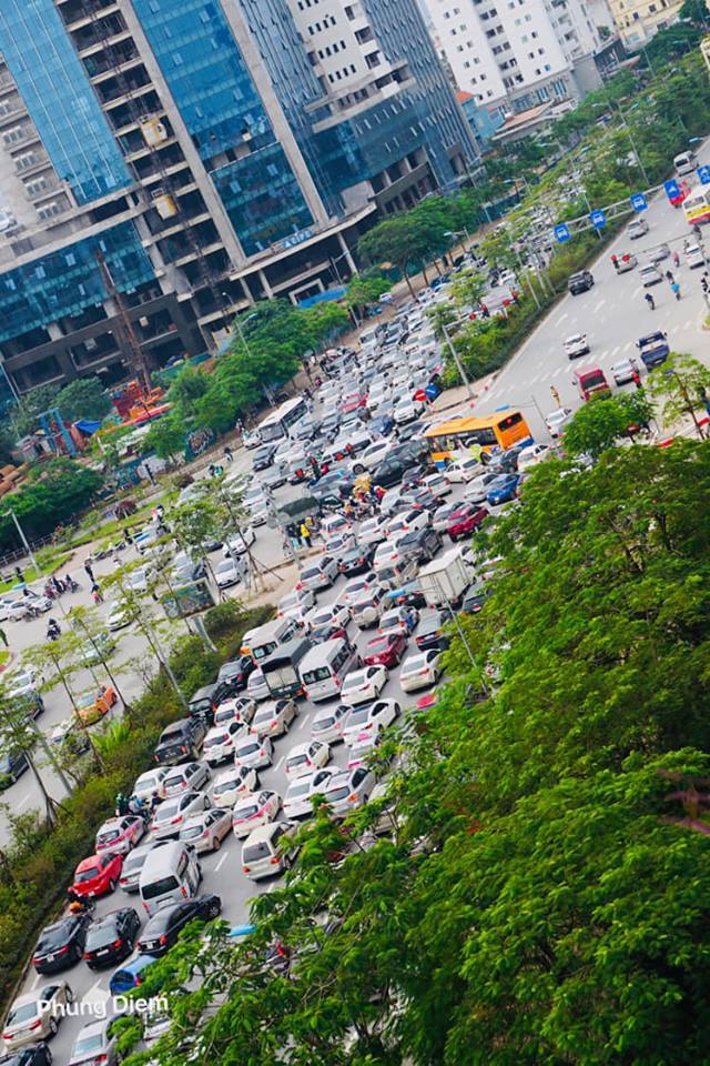 Hàng trăm ô tô kẹt cứng, không thể di chuyển ở Hà Nội4