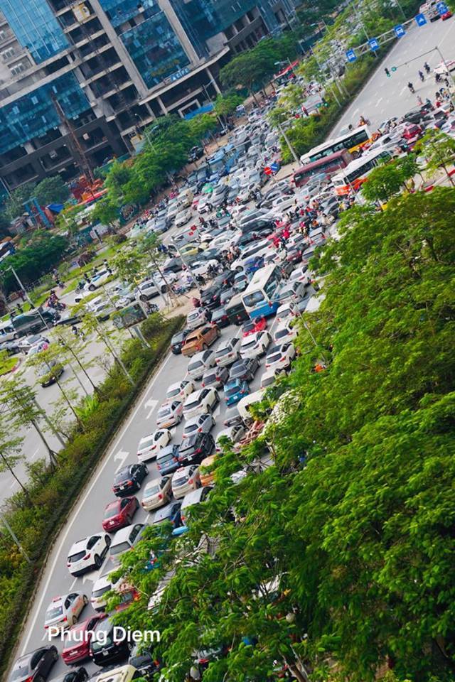 Hàng trăm ô tô kẹt cứng, không thể di chuyển ở Hà Nội2