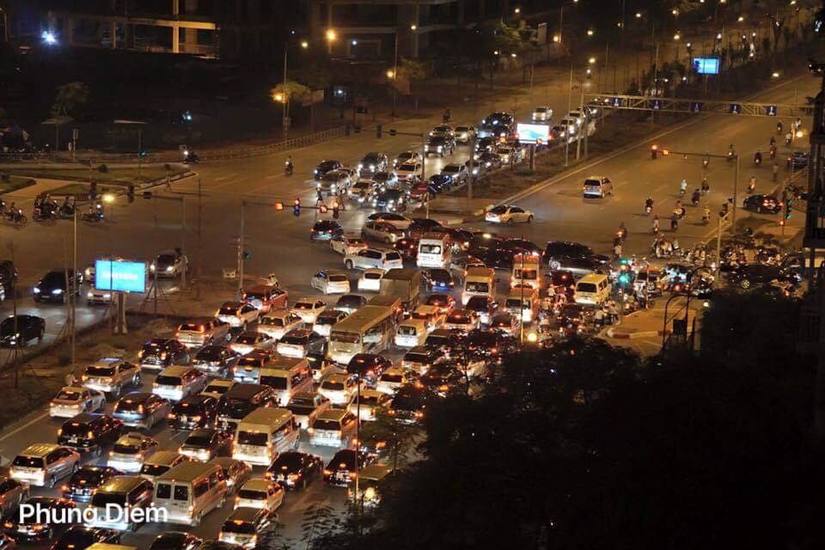 Hàng trăm ô tô kẹt cứng, không thể di chuyển ở Hà Nội9