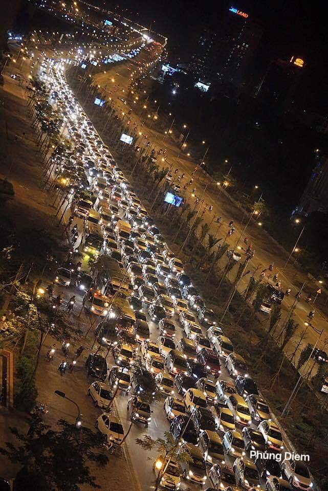 Hàng trăm ô tô kẹt cứng, không thể di chuyển ở Hà Nội11