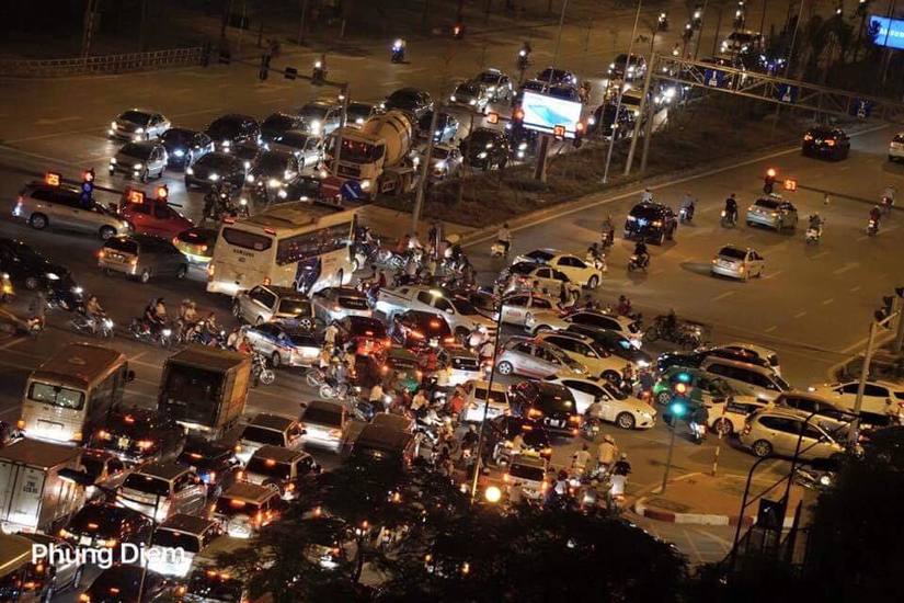 Hàng trăm ô tô kẹt cứng, không thể di chuyển ở Hà Nội10