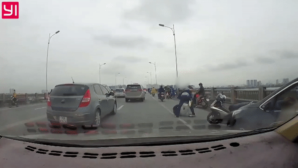 CLIP: Tài xế dừng ô tô đánh người đi xe máy dã man trên cầu Vĩnh Tuy