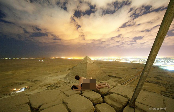 Khỏa thân chụp ảnh trên kim tự tháp Ai Cập, cặp đôi nhận bão 'gạch đá'