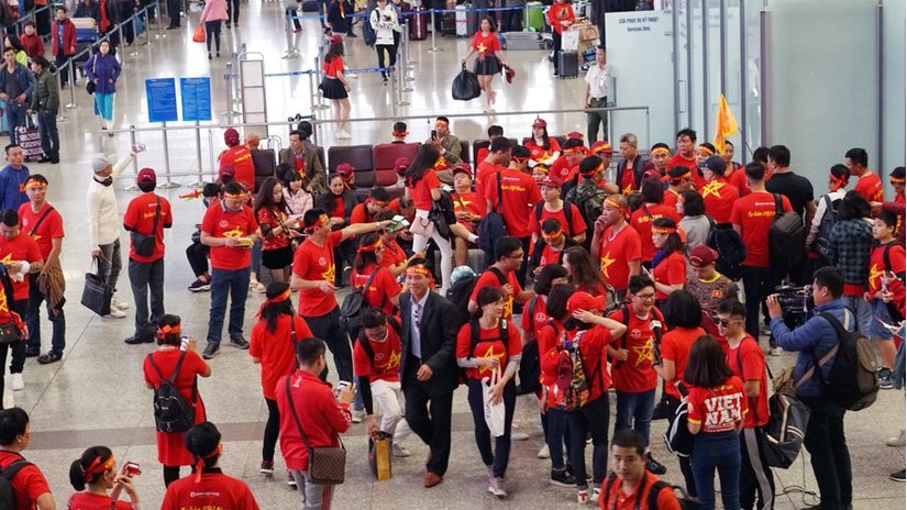 Chùm ảnh hàng nghìn cổ động viên Việt Nam sang Malaysia 'tiếp lửa' cho đội tuyển