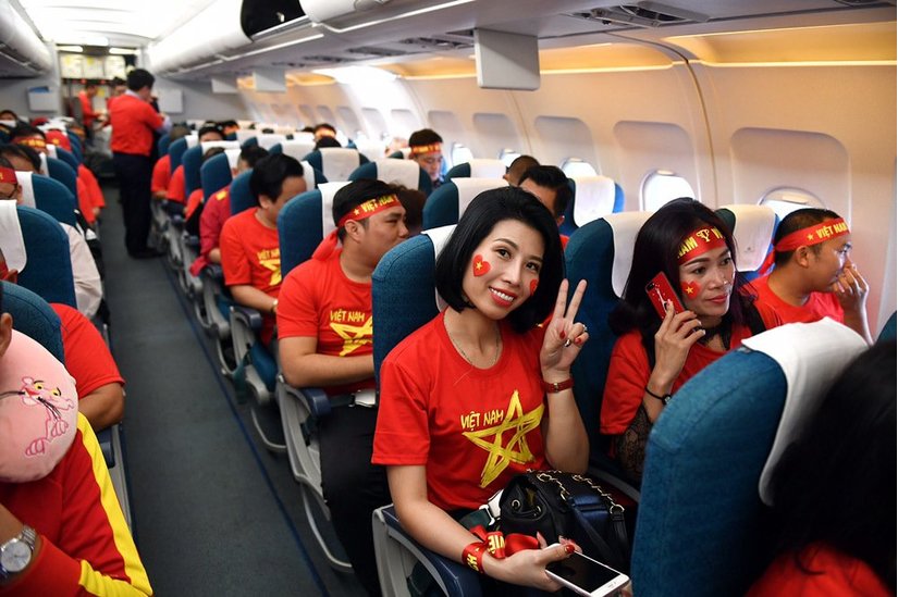 Chùm ảnh hàng nghìn cổ động viên Việt Nam sang Malaysia 'tiếp lửa' cho đội tuyển