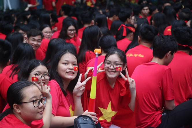 Chung cư Hà Nội rực sáng với cờ đỏ sao vàng 'tiếp lửa' cho đội tuyển Việt Nam