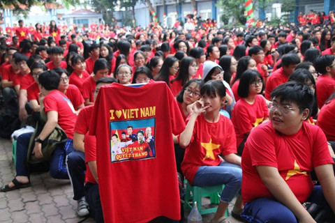Chung cư Hà Nội rực sáng với cờ đỏ sao vàng 'tiếp lửa' cho đội tuyển Việt Nam