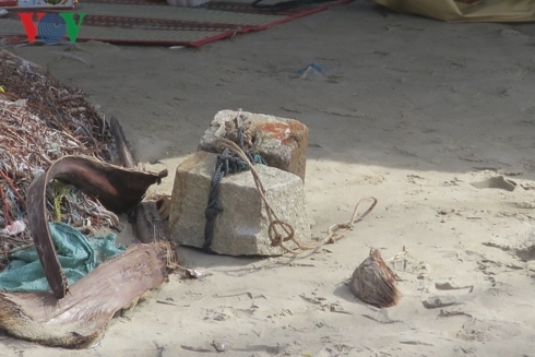 Hai cục đá bí ẩn buộc vào chân thi thể trên biển Mũi Né