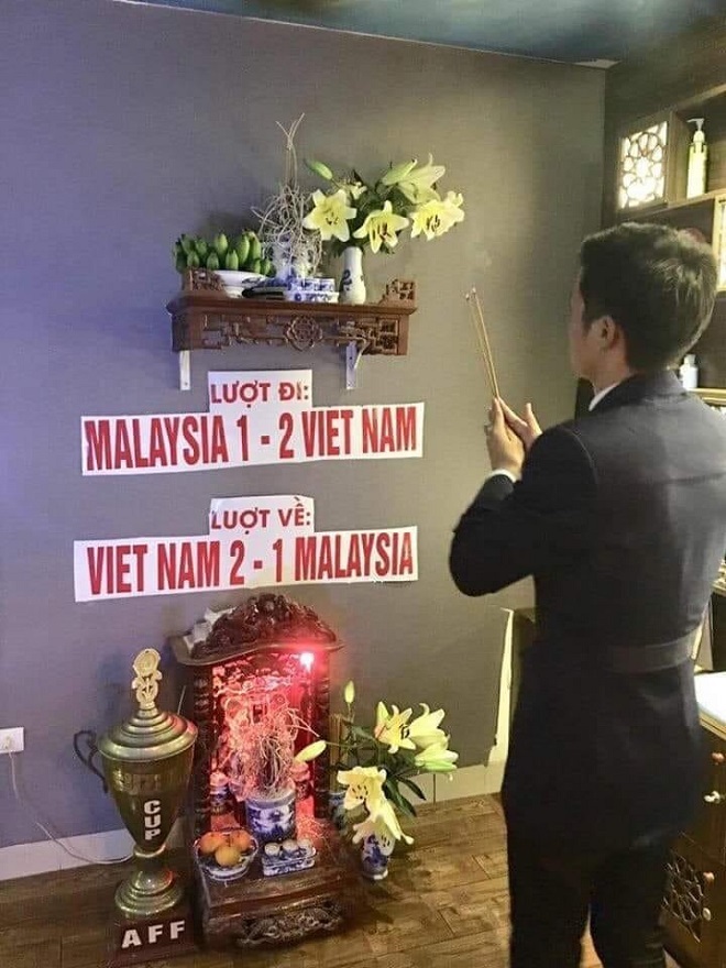 Trên mạng xã hội xuất hiện hình ảnh chàng trai dâng cup kèm dự đoán tỉ số thắp hương xin tổ tiên phù hộ cho Việt Nam, khiến dân mạng cười nghiêng ngả.