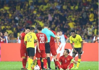 CĐV Malaysia: ‘Cầu thủ Việt Nam chơi xấu còn hay ăn vạ’