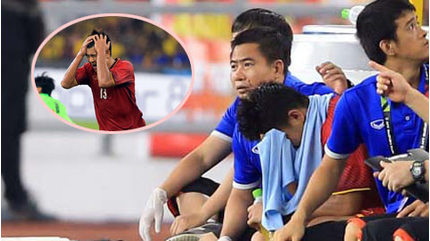 Hình ảnh Đức Chinh ôm mặt khóc nức nở khiến ai nhìn cũng xót xa