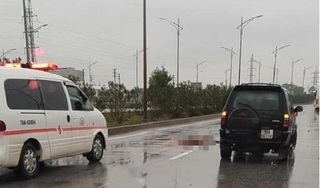 Băng qua cao tốc Hà Nội - Bắc Giang, một phụ nữ bị ô tô tông tử vong