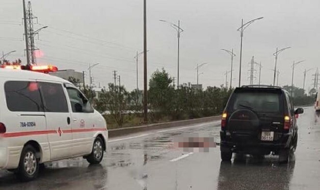 Băng qua cao tốc Hà Nội- Bắc Giang, một phụ nữ bị cán tử vong