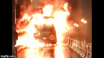 CLIP: Xe khách cháy ngùn ngụt trên cầu Thanh Trì lúc nửa đêm
