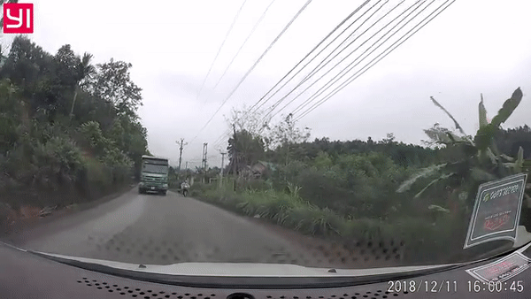 Clip: Vượt xe tải bất cẩn, người phụ nữ lao trúng ô tô con đi ngược chiều