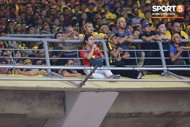 Vì sao CĐV Việt Nam phải ngồi giữa một “rừng” CĐV Malaysia để cổ vũ cho đội tuyển
