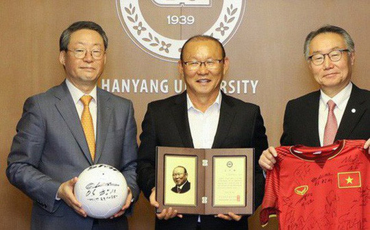 HLV Park được dư luận Hàn Quốc quan tâm với những thành công cùng bóng đá Việt Nam
