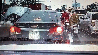 Clip: Để xe 'trôi' đâm vào ô tô phía sau, thanh niên còn bắt nữ tài xế xin lỗi