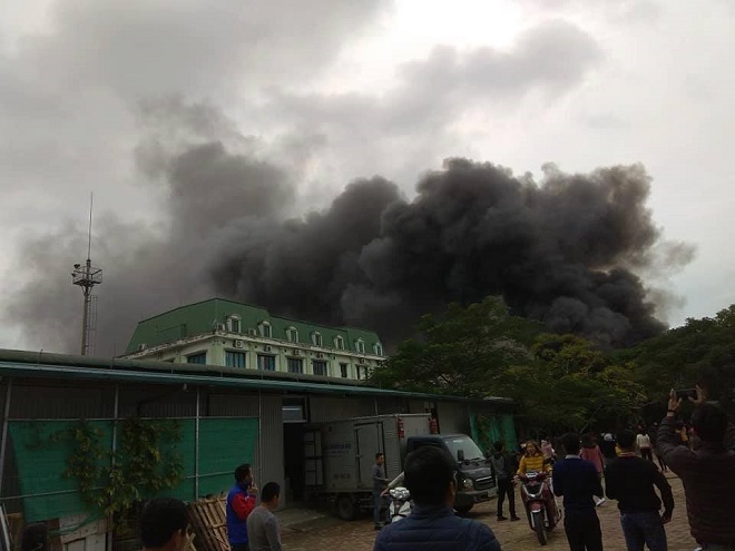 Hiện trường đám cháy kinh hoàng gần trụ sở Liên đoàn bóng đá Việt Nam