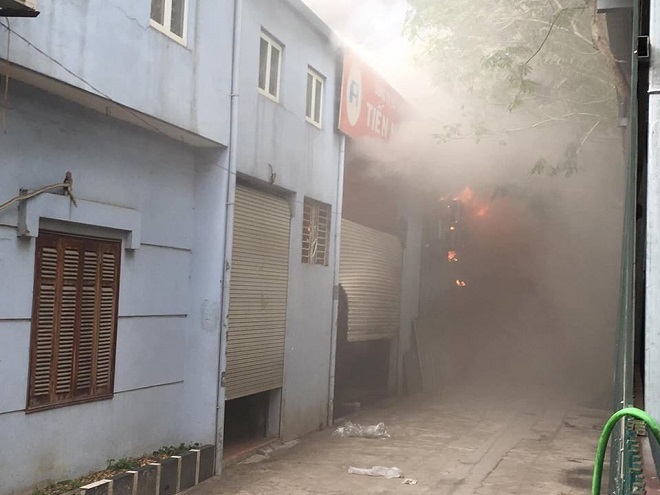 Hiện trường đám cháy kinh hoàng gần trụ sở Liên đoàn bóng đá Việt Nam