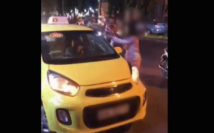 Clip: Cô gái 'hổ báo' cầm mũ bảo hiểm đập bung kính taxi rồi 'xử' cả nam tài xế