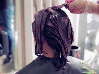 Nhuộm tóc suốt 30 năm bằng thuốc, người phụ nữ mắc ung thư 