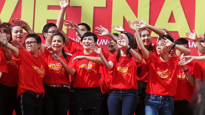 100 sao Việt hát cổ vũ cho tuyển Việt Nam trước trận chung kết gặp Malaysia