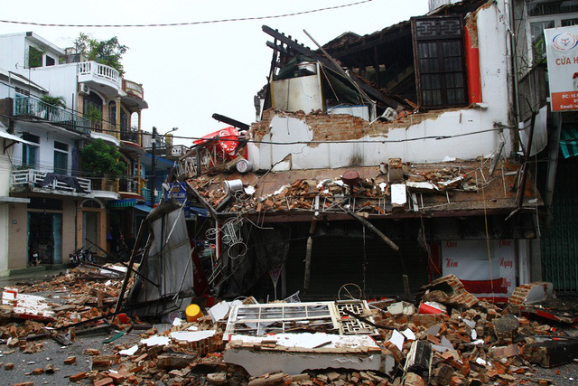  Nhà cổ 100 năm bị sập ở Huế, 2 người thoát chết