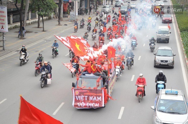 Trước giờ bóng lăn, không khí tại Hà Nội thật sự sôi động, từng đoàn ngoài ra đường diễu hành, đốt pháo sáng, hò hét, những tiếng hô “Việt Nam vô địch” vang lên không ngừng nghỉ. Ảnh Kênh 14