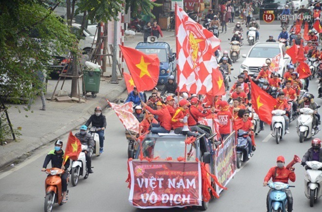 Trước giờ bóng lăn, không khí tại Hà Nội thật sự sôi động, từng đoàn ngoài ra đường diễu hành, đốt pháo sáng, hò hét, những tiếng hô “Việt Nam vô địch” vang lên không ngừng nghỉ. Ảnh Kênh 14