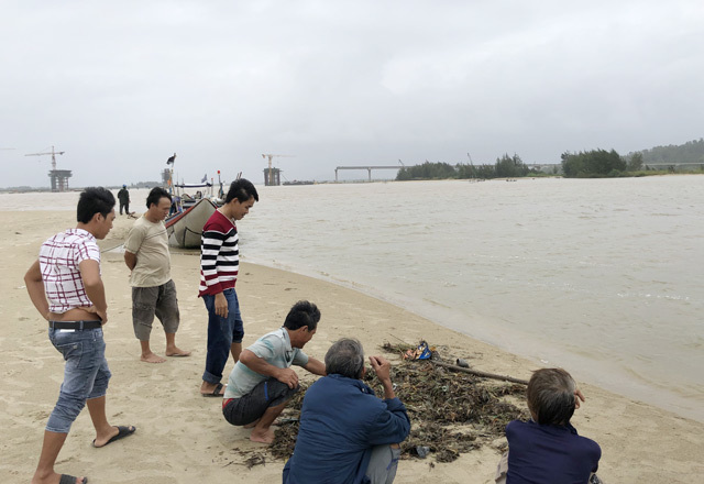 Quảng Ngãi: Chìm ghe, 1 người cứu sống, 2 bị mất tích 