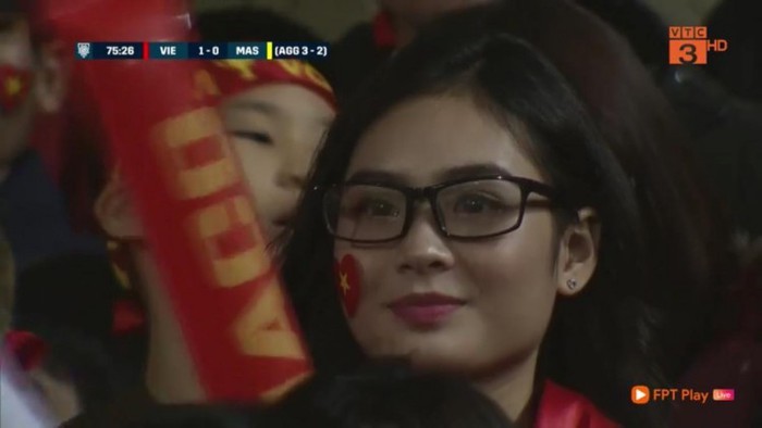Những fangirl xinh đẹp lọt ống kính truyền hình trong chung kết AFF Cup