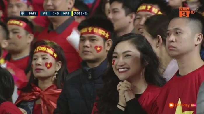 Những fangirl xinh đẹp lọt ống kính truyền hình trong chung kết AFF Cup