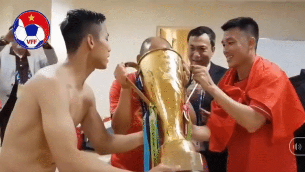CLIP: Đội tuyển Việt Nam mời HLV Park Hang Seo uống bia đựng trong cup vàng