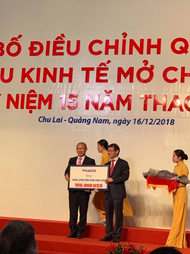 Gặp Bầu Đức ở Quảng Nam, HLV Park Hang Seo bất ngờ nhận thưởng 'khủng'