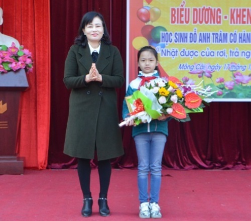 Quảng Ninh: Học sinh lớp 4 trả lại 30 triệu đồng cho người đánh rơi