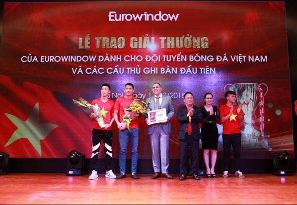 Chưa đầy 48h vô địch, Eurowindow trao tận tay phần thưởng cho các người hùng\