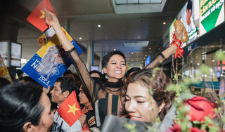 H'Hen Niê mặc áo dân tộc Ê Đê bật khóc trong hạnh phúc khi về đến Việt Nam
