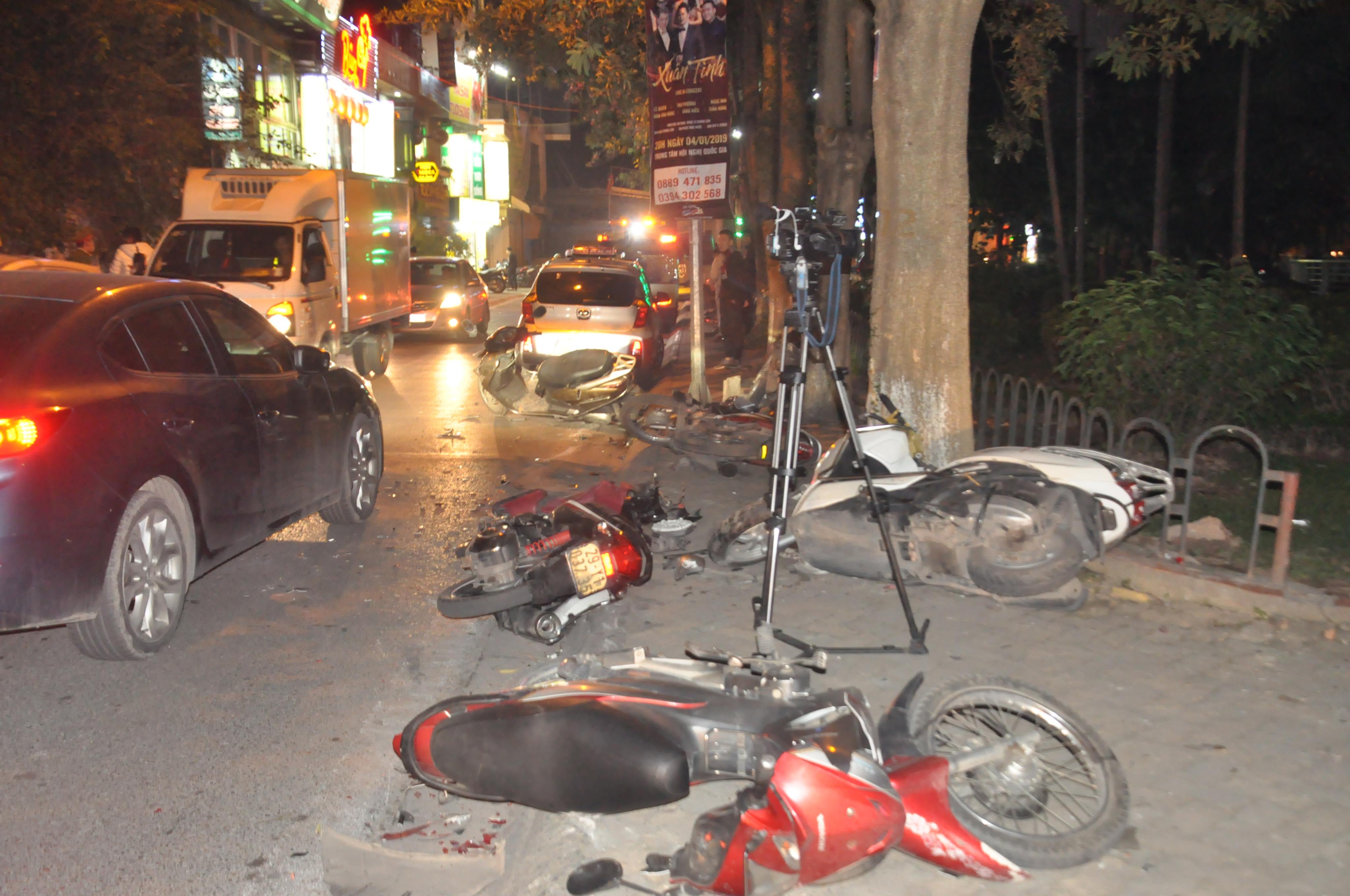 Nữ tài xế Lexus gây tai nạn liên hoàn trên phố Trích Sài