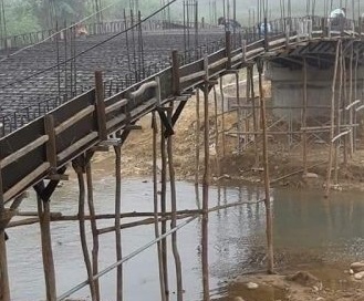 Yên Bái: Cầu đang xây dựng bất ngờ đổ sập2