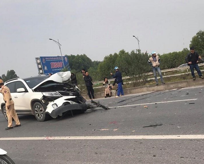 2 xe ô tô đâm nhau lật ngửa trên cao tốc Hà Nội - Bắc Giang