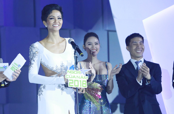 Vượt qua Đỗ Mỹ Linh, Hương Giang, H'Hen Niê được trao giải 'Ngôi sao vì cộng đồng' 2018