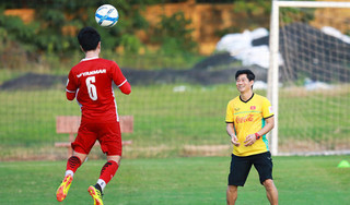 Cầu thủ ĐTVN nói gì khi đọc tâm thư chia tay của HLV thể lực người Hàn?