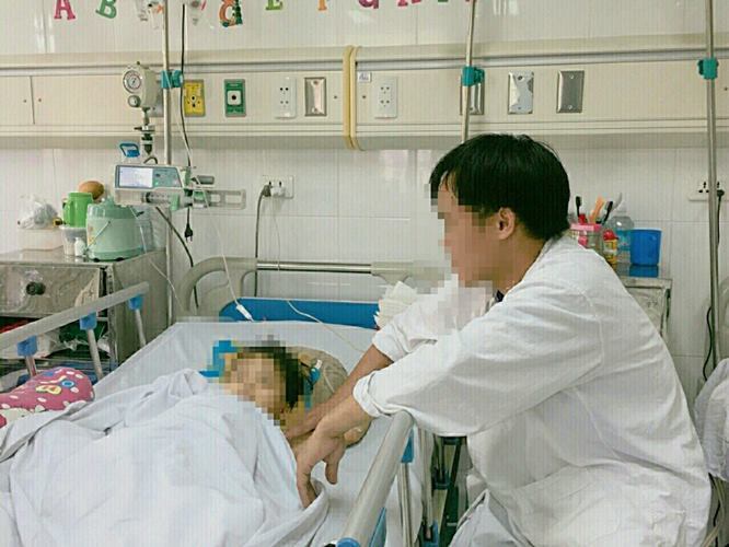 Bắc Giang: Ông chở cháu đi học bị  tai nạn thương tâm