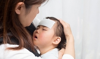 Bác sĩ Đông y chỉ mẹ cách hạ sốt nhanh, an toàn cho bé tại nhà