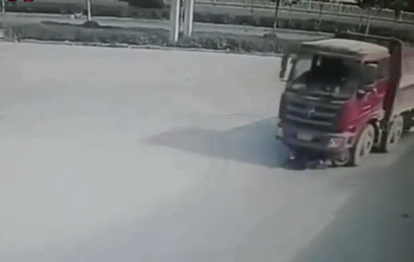 clip nữ ninja bị cuốn vào gầm xe tải