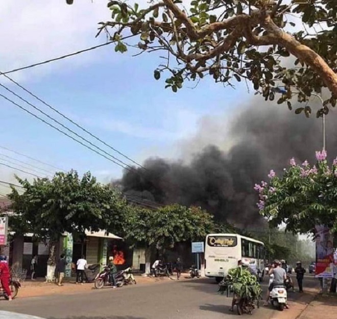 Cơ quan chức năng đã xác định được danh tính 6 người chết, trong vụ cháy nhà nhà ở Đồng Nai. Ảnh Tuổi Trẻ