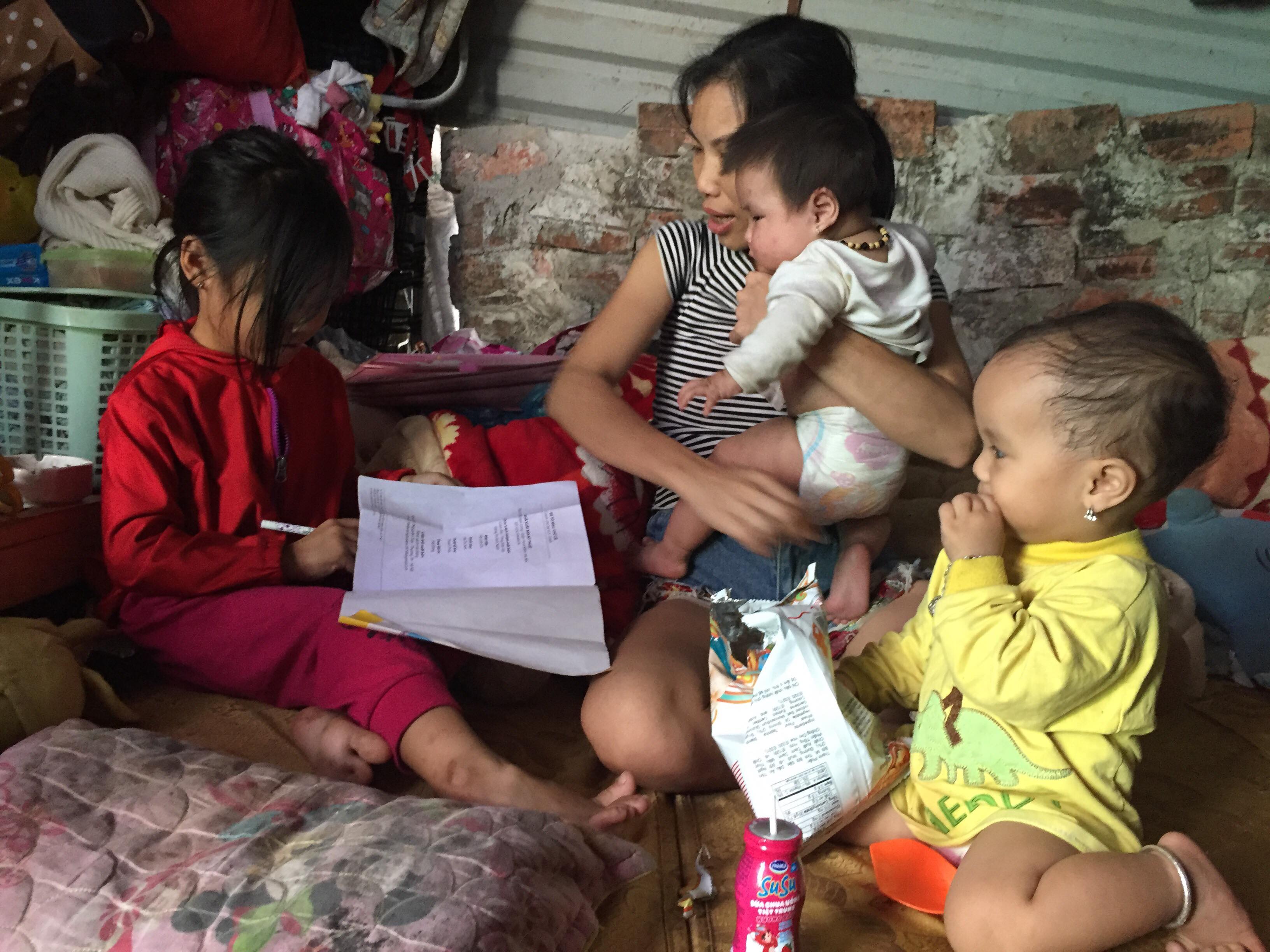 Cả gia đình Linh đều mù chữ